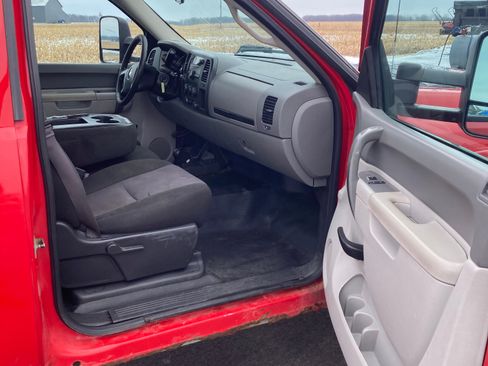 Used 2013 Chevrolet Silverado 2500 W/T w/ Snow Plow Prep Package image 8