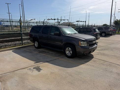 Used 2011 Chevrolet Suburban LT RWD image 4