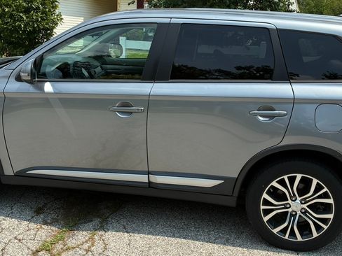 Used 2016 Mitsubishi Outlander SE AWD/4WD image 2