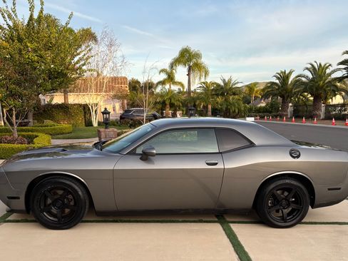 Used 2012 Dodge Challenger SXT image 1