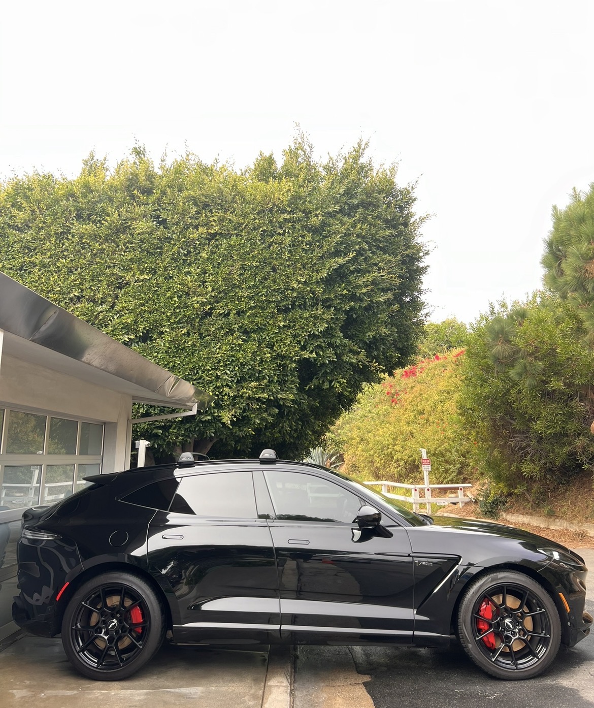 Used 2021 Aston Martin DBX AWD/4WD image 9
