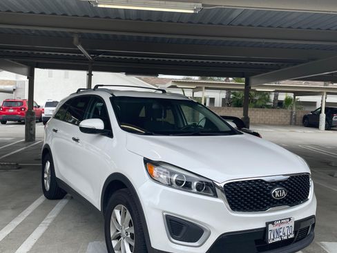Used 2017 Kia Sorento LX w/ LX Convenience Package image 5