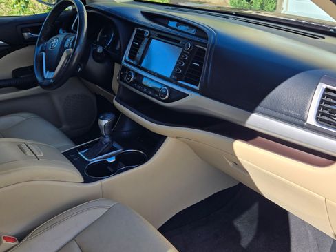 Used 2016 Toyota Highlander XLE FWD image 8