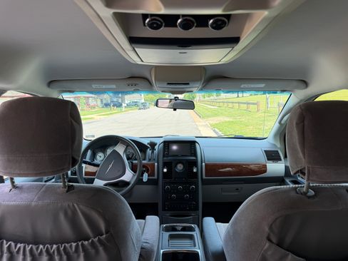 Used 2008 Chrysler Town & Country Touring w/ Entertainment Group #2 FWD image 17