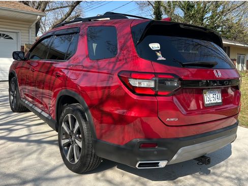 Used 2023 Honda Pilot Touring image 2