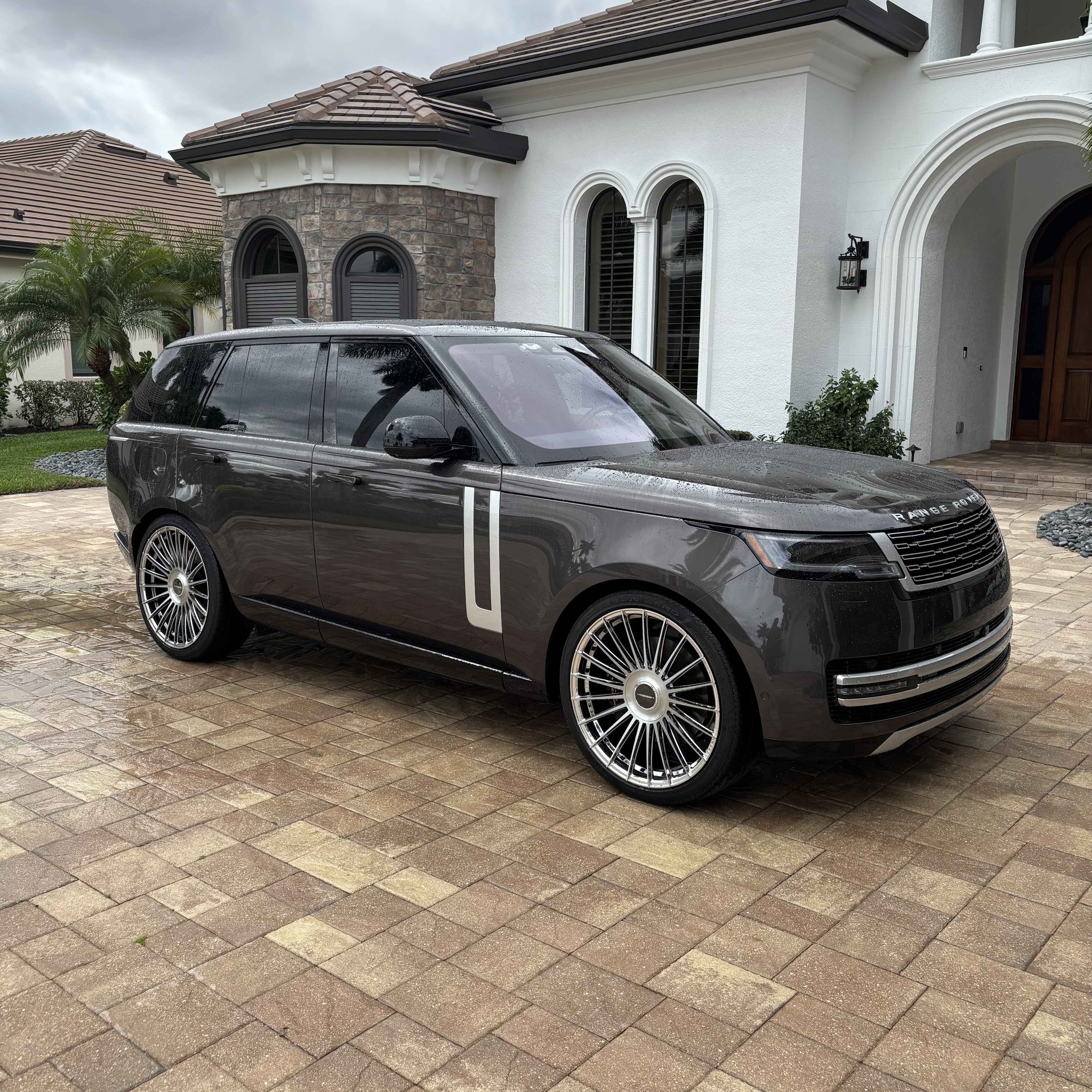 Used 2023 Land Rover Range Rover First Edition AWD/4WD image 1