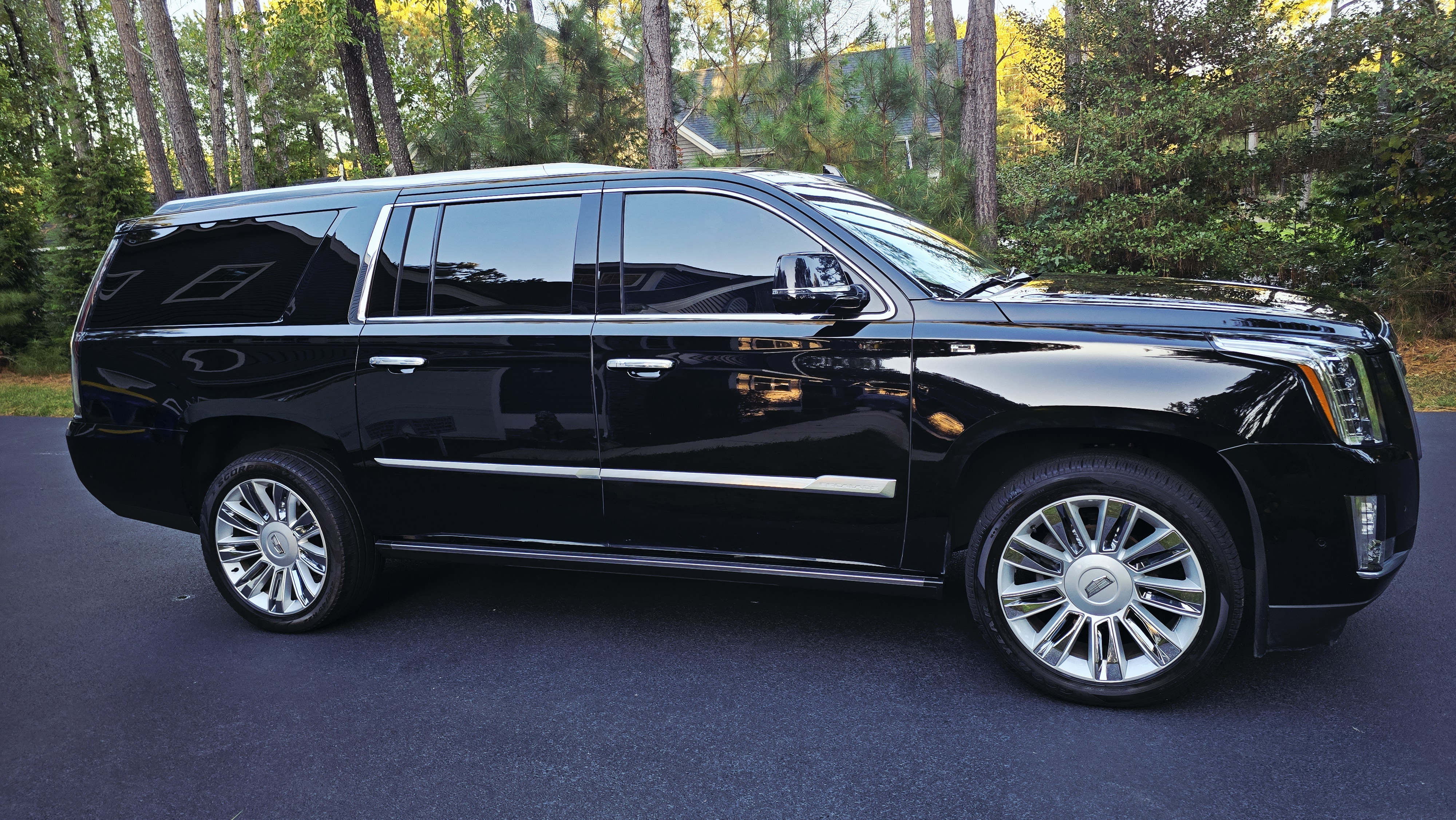 Used 2018 Cadillac Escalade ESV Platinum AWD/4WD image 4