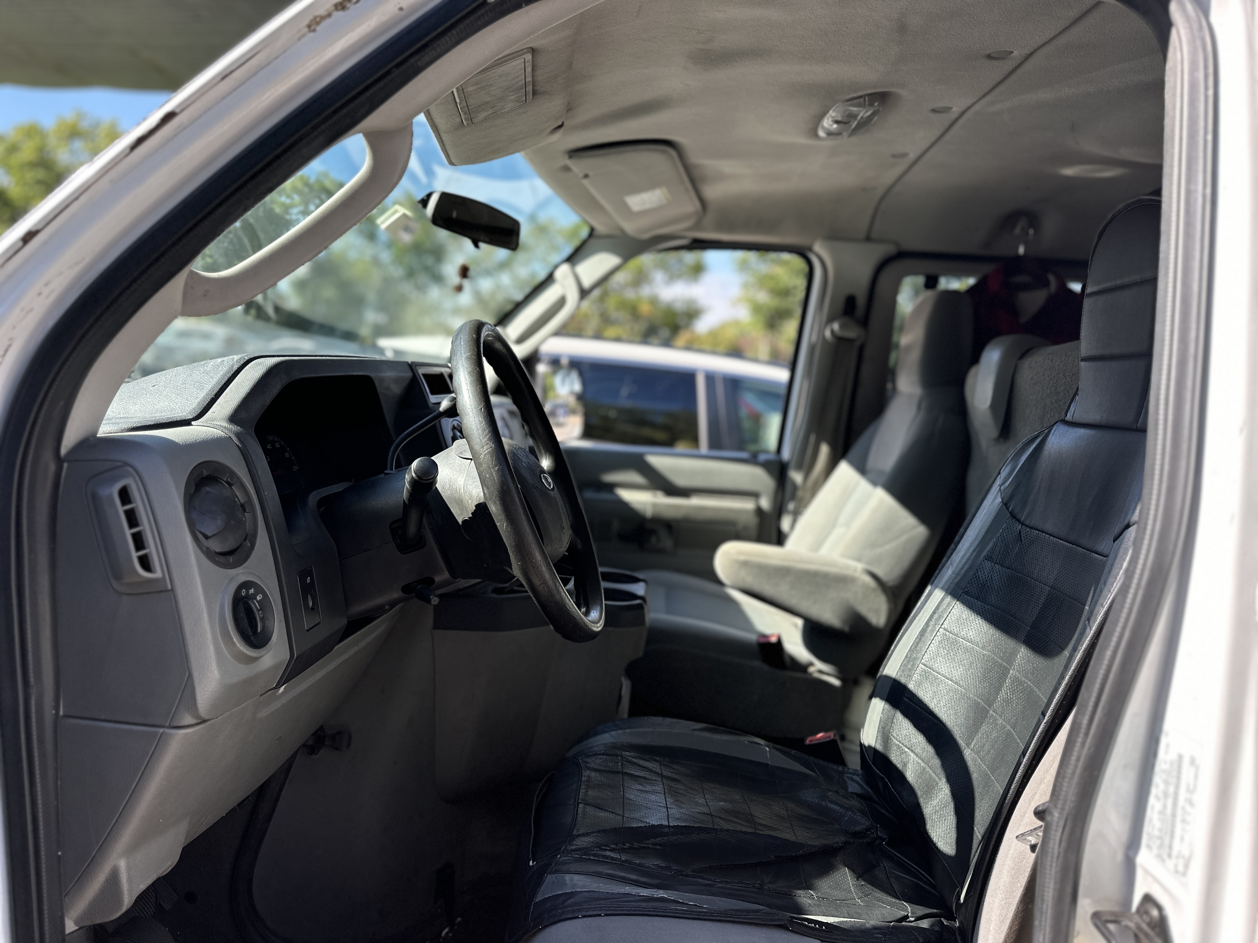 Used 2009 Ford E-350 and Econoline 350 XLT RWD image 9