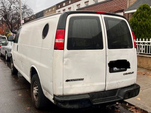Used 2006 Chevrolet Express 2500 image 4