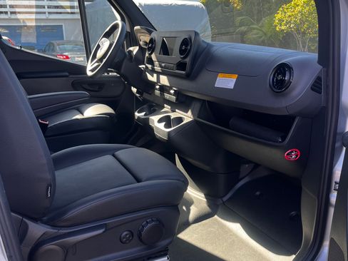 Used 2024 Mercedes-Benz Sprinter 2500 image 5