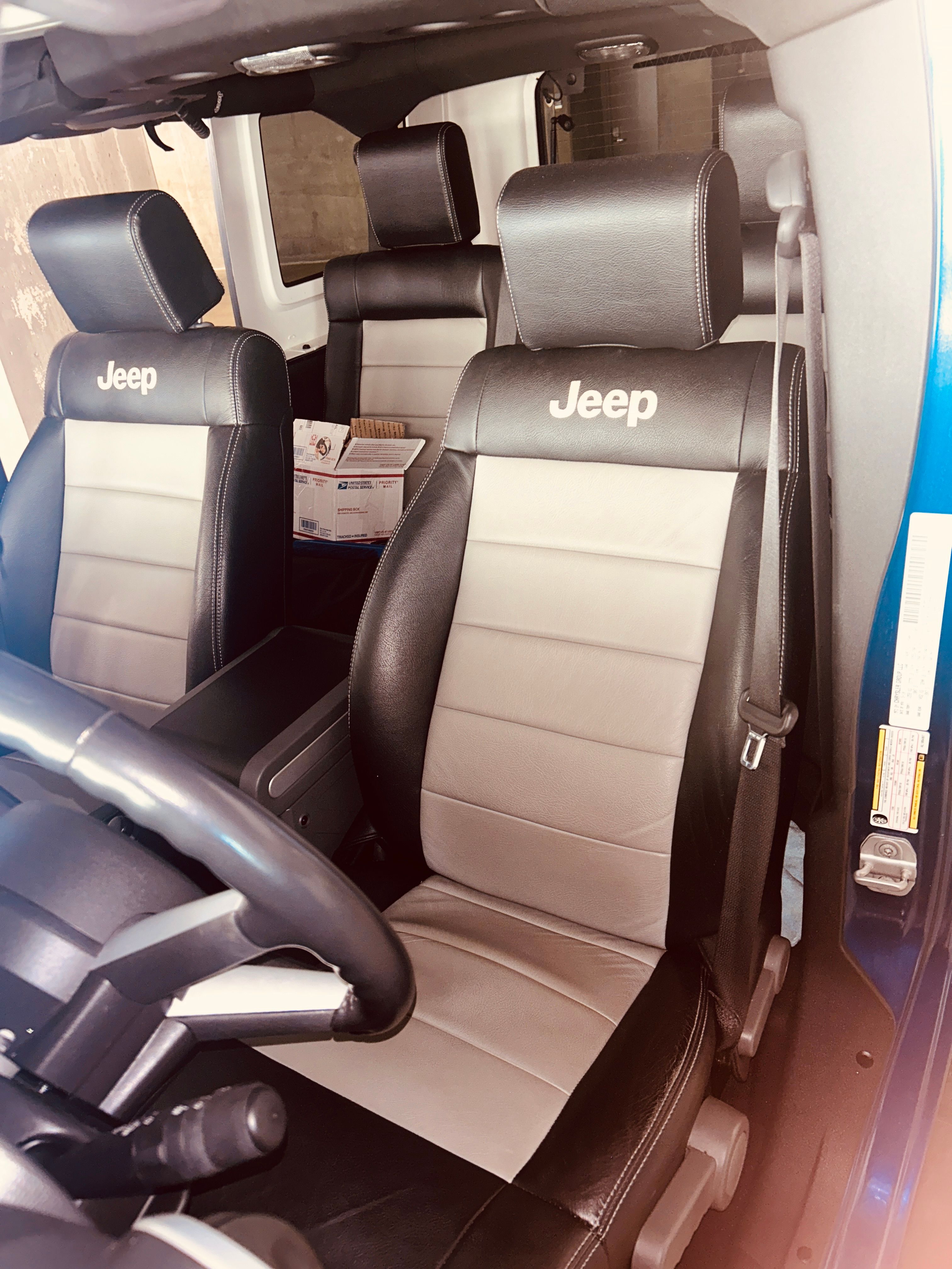 Used 2010 Jeep Wrangler Unlimited Sahara w/ Dual Top Group AWD/4WD image 13