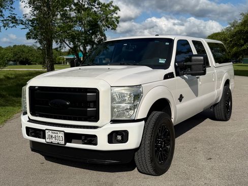 Used 2013 Ford F250 Lariat w/ Lariat Ultimate Pkg AWD/4WD image 2