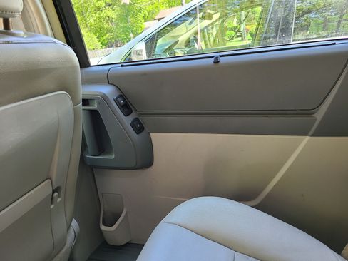 Used 2008 Chrysler Town & Country Touring image 31