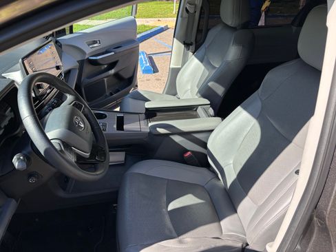 Used 2021 Toyota Sienna Limited image 14