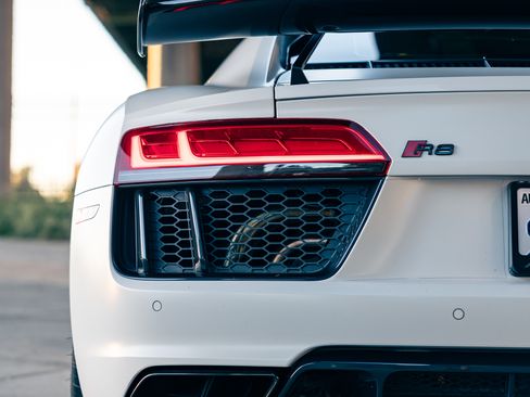 Used 2018 Audi R8 V10 w/ Premium Package RWD image 29