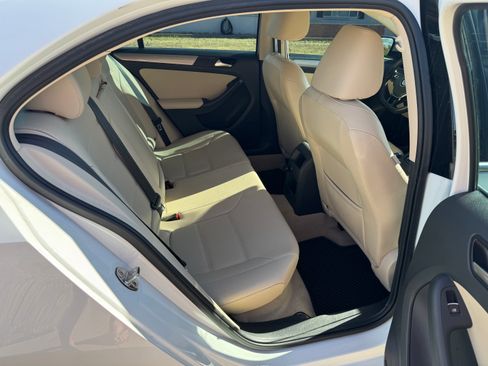 Used 2016 Volkswagen Jetta SE image 9