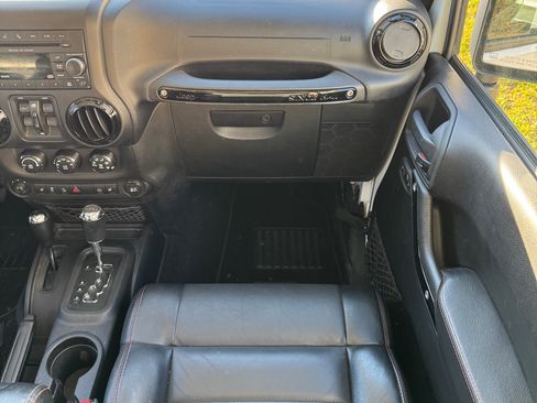 Used 2012 Jeep Wrangler Unlimited Sahara image 24