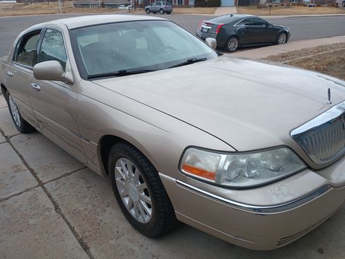 Used 2006 Lincoln Town Car Signature image 12