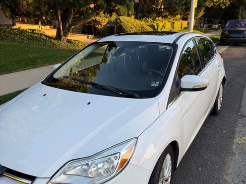 Used 2012 Ford Focus SEL FWD image 2