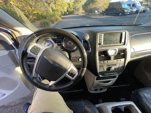 Used 2015 Chrysler Town & Country Limited Platinum FWD image 11