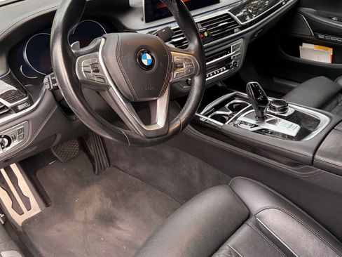 Used 2018 BMW 750i image 9