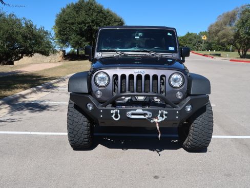 Used 2017 Jeep Wrangler Unlimited Rubicon w/ Connectivity Group image 4