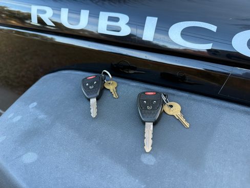 Used 2015 Jeep Wrangler Unlimited Rubicon w/ Connectivity Group image 15