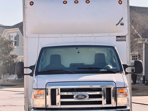 Used 2016 Ford E-350 and Econoline 350 Super Duty w/ Power Windows & Locks Group image 4