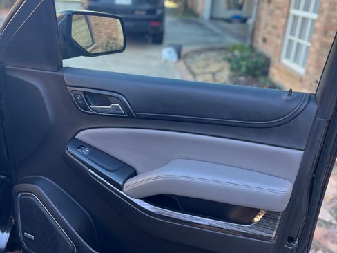 Used 2017 Chevrolet Suburban LT image 6