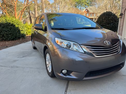 Used 2016 Toyota Sienna XLE image 6