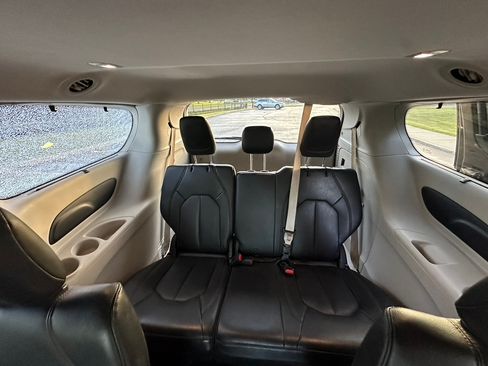 Used 2017 Chrysler Pacifica Touring-L FWD image 14