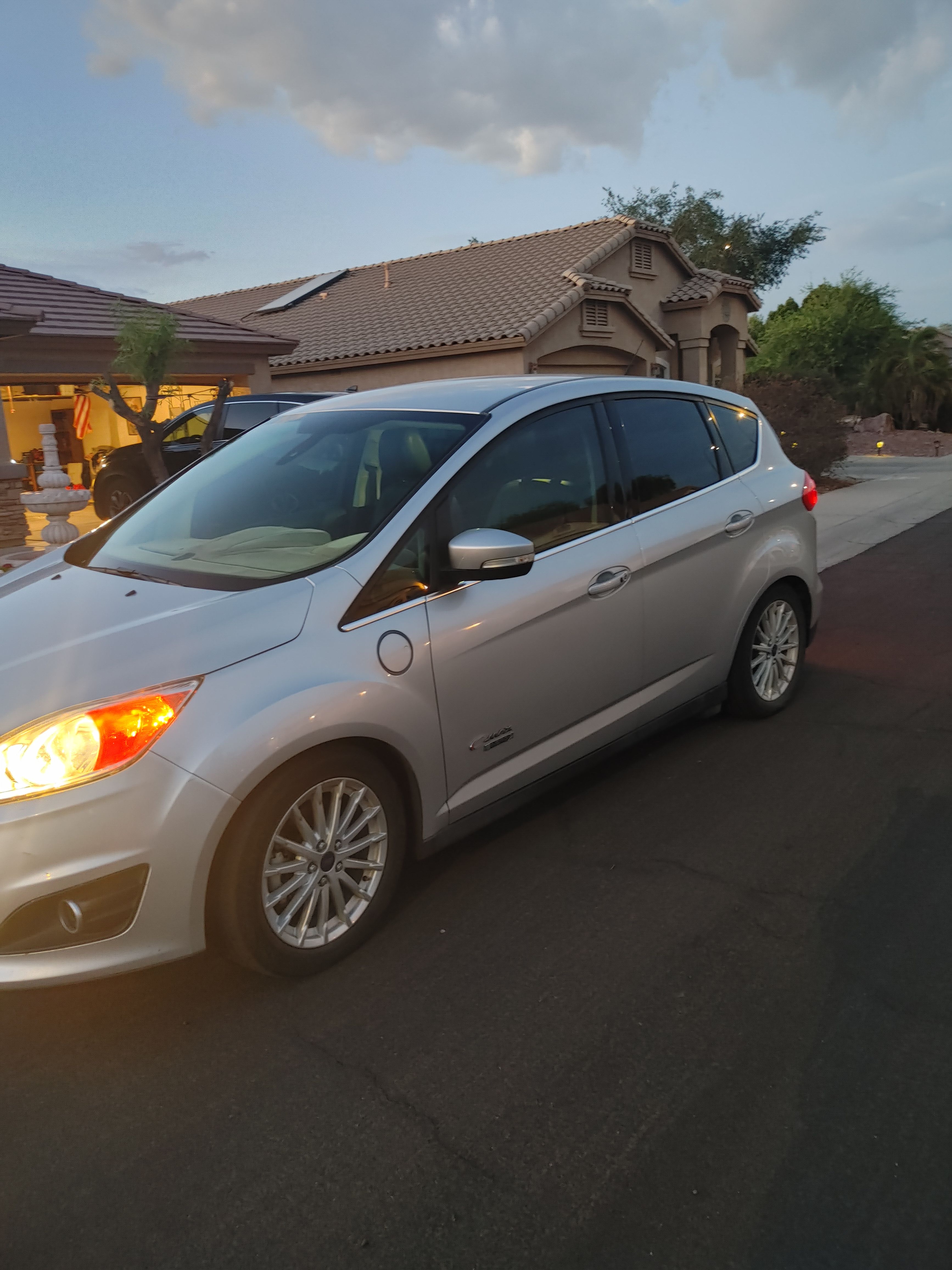 Used 2015 Ford C-MAX Energi SEL w/ Equipment Group 302A FWD image 12