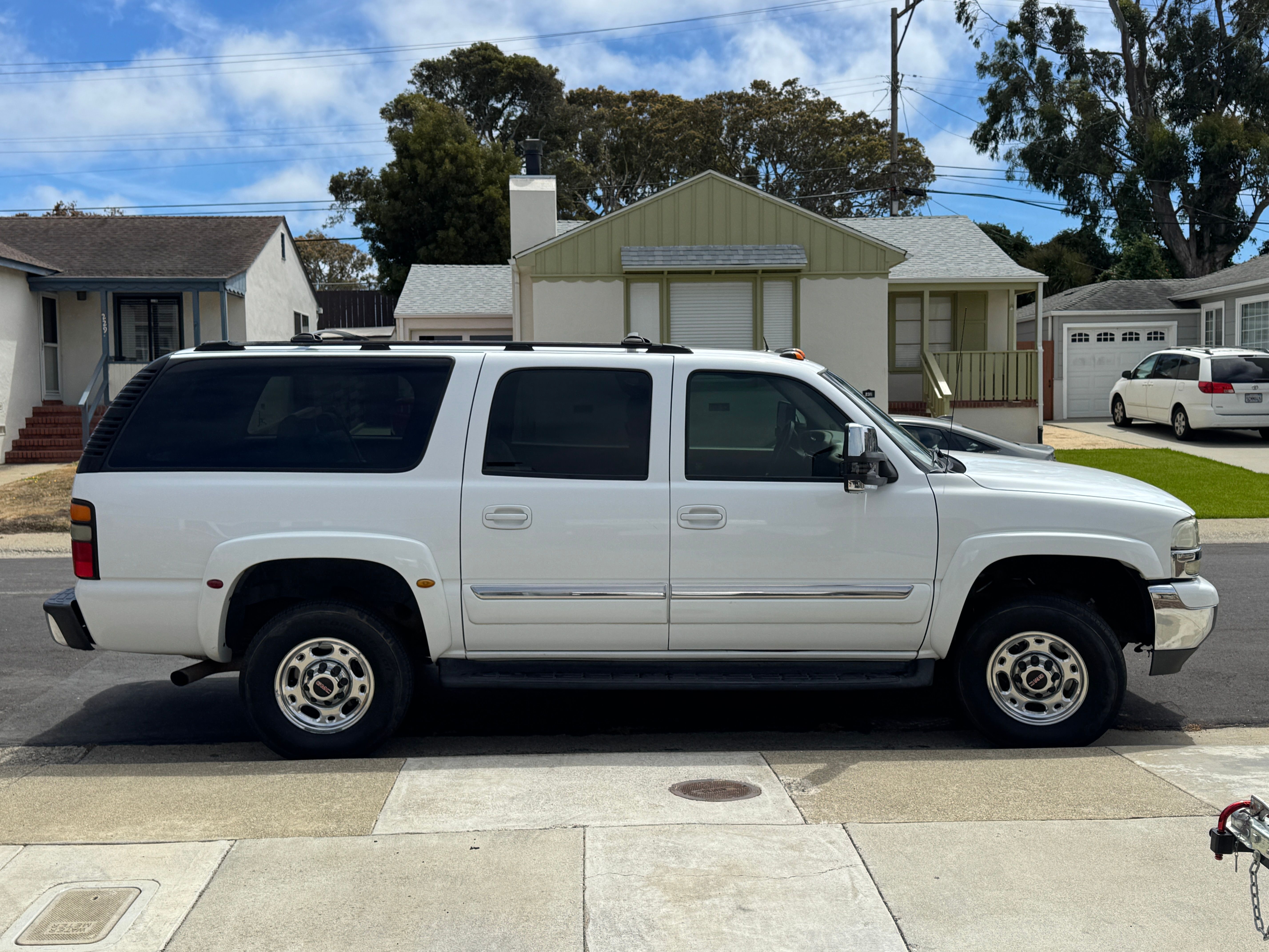 Used 2004 GMC Yukon XL 2500 SLT w/ Preferred Equipment Group AWD/4WD image 2