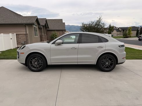 Used 2024 Porsche Cayenne Coupe AWD/4WD image 9