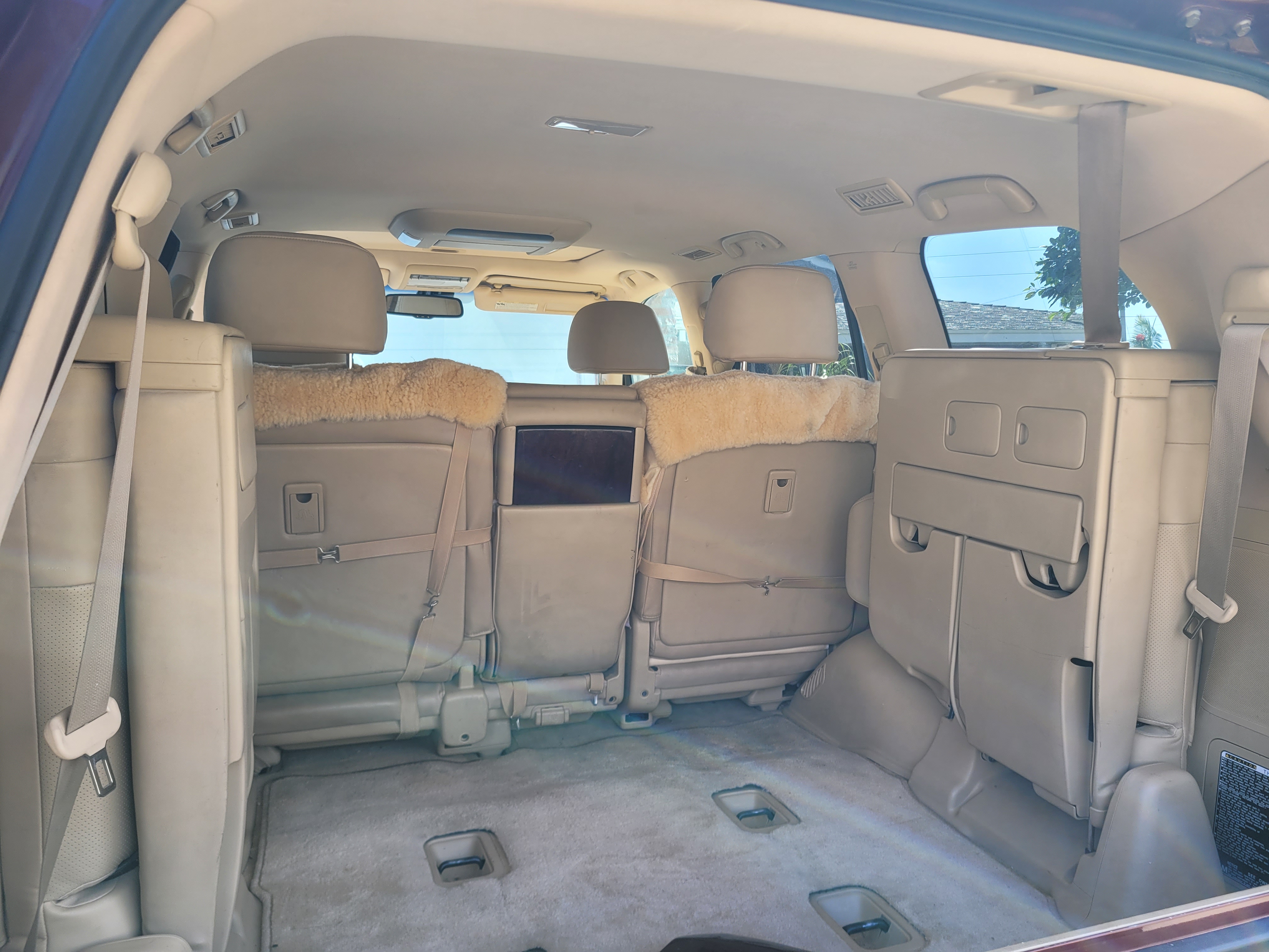 Used 2011 Lexus LX 570 4WD w/ Luxury Pkg image 6