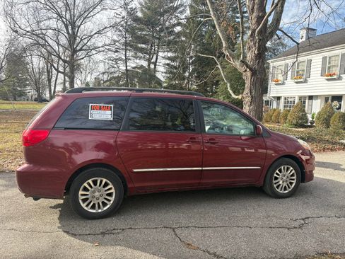 Used 2010 Toyota Sienna XLE Limited image 2