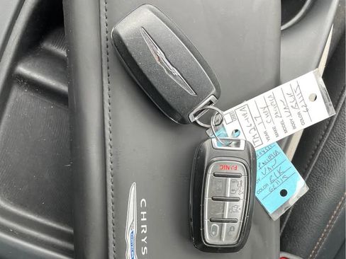 Used 2017 Chrysler Pacifica Touring-L image 16