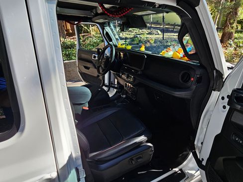 Used 2024 Jeep Wrangler Unlimited Rubicon w/ Capability Package image 9