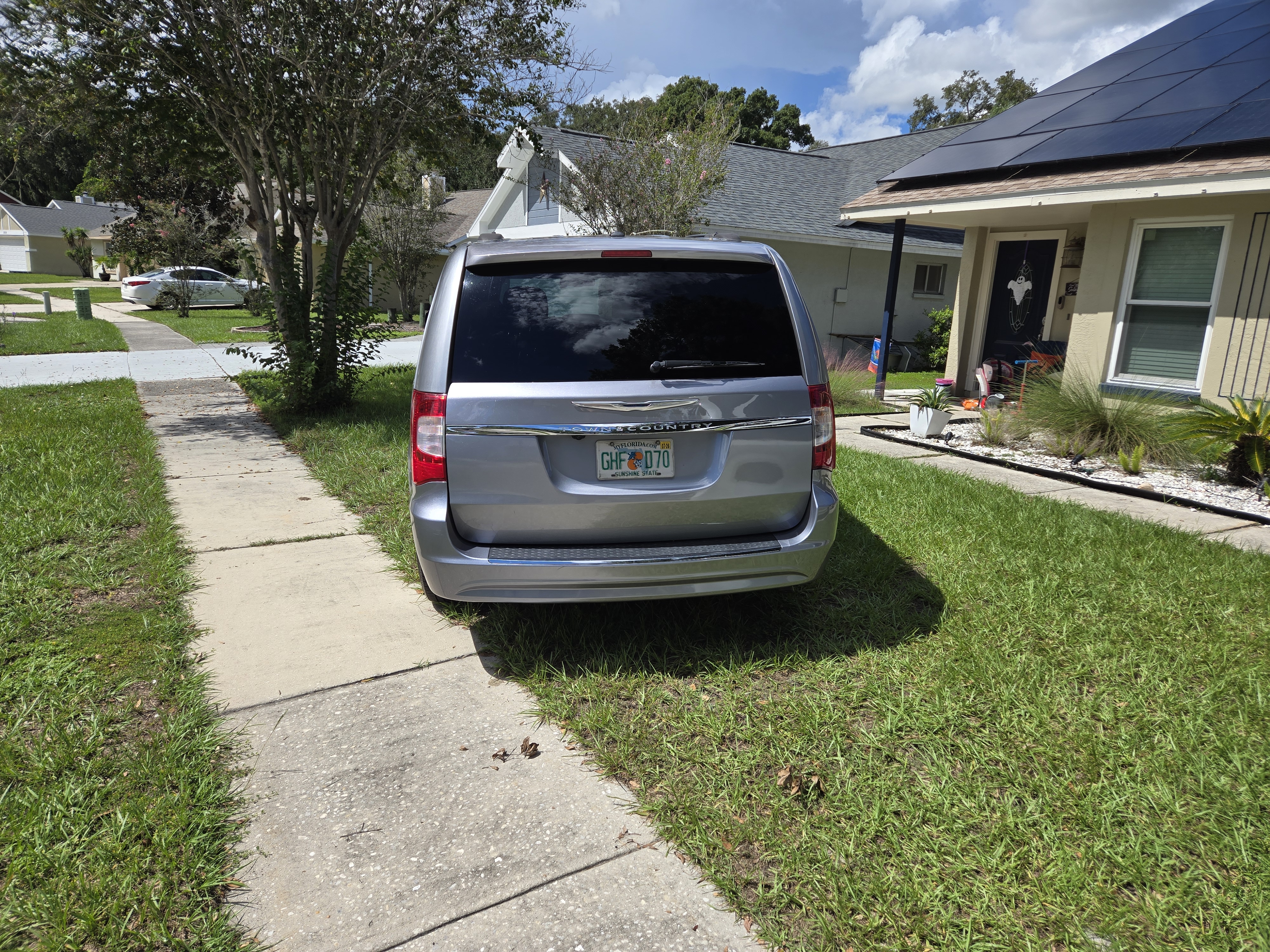Used 2016 Chrysler Town & Country Touring FWD image 4
