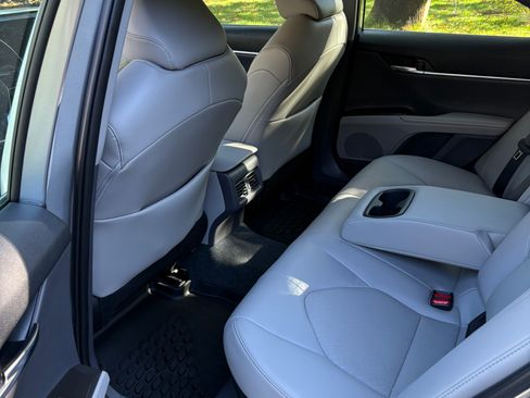 Used 2022 Toyota Camry XLE image 4