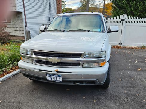 Used 2004 Chevrolet Suburban 2500 LT w/ Preferred Equipment Group image 3
