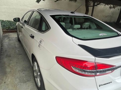 Used 2017 Ford Fusion SE w/ Fusion SE Technology Package image 8