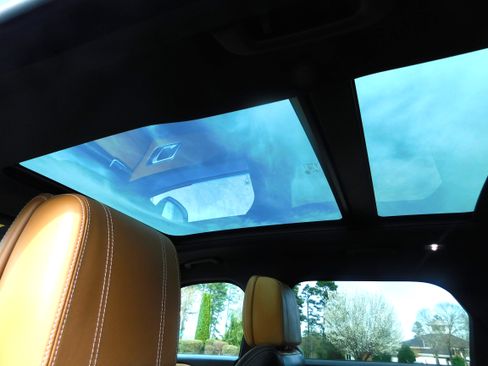 Used 2019 Land Rover Range Rover Velar R-Dynamic HSE image 17