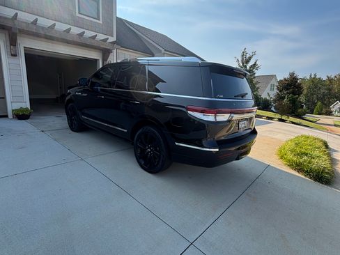 Used 2023 Lincoln Navigator Reserve image 15