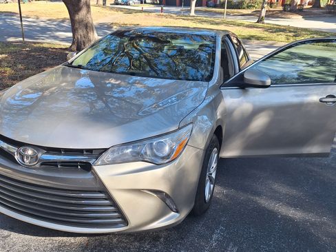 Used 2017 Toyota Camry LE image 2
