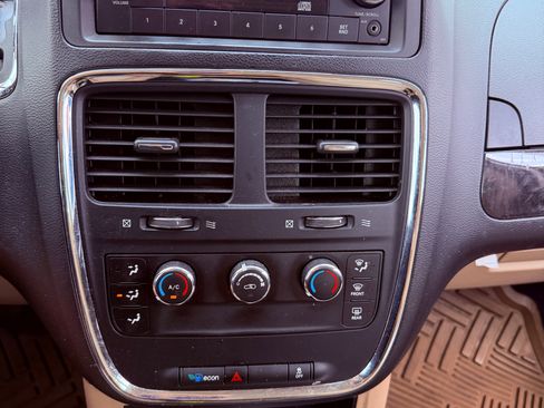 Used 2015 Dodge Grand Caravan American Value Package FWD image 13
