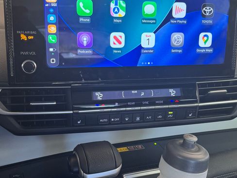 Used 2025 Toyota Sienna XLE w/ XLE Plus Package image 1