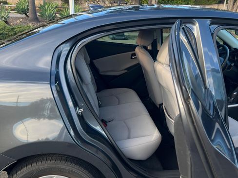 Used 2019 Toyota Yaris L image 6