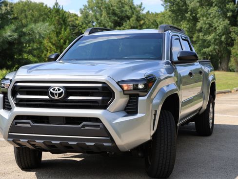 Used 2024 Toyota Tacoma SR AWD/4WD image 9