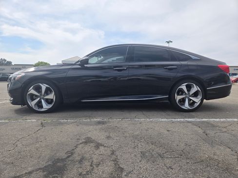 Used 2018 Honda Accord Touring image 4